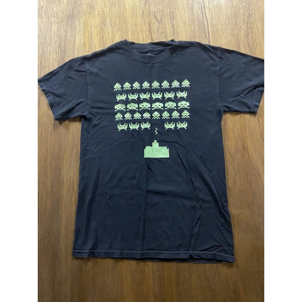 Retro Space Invaders Black Graphic Crew Neck Tee Men's Small